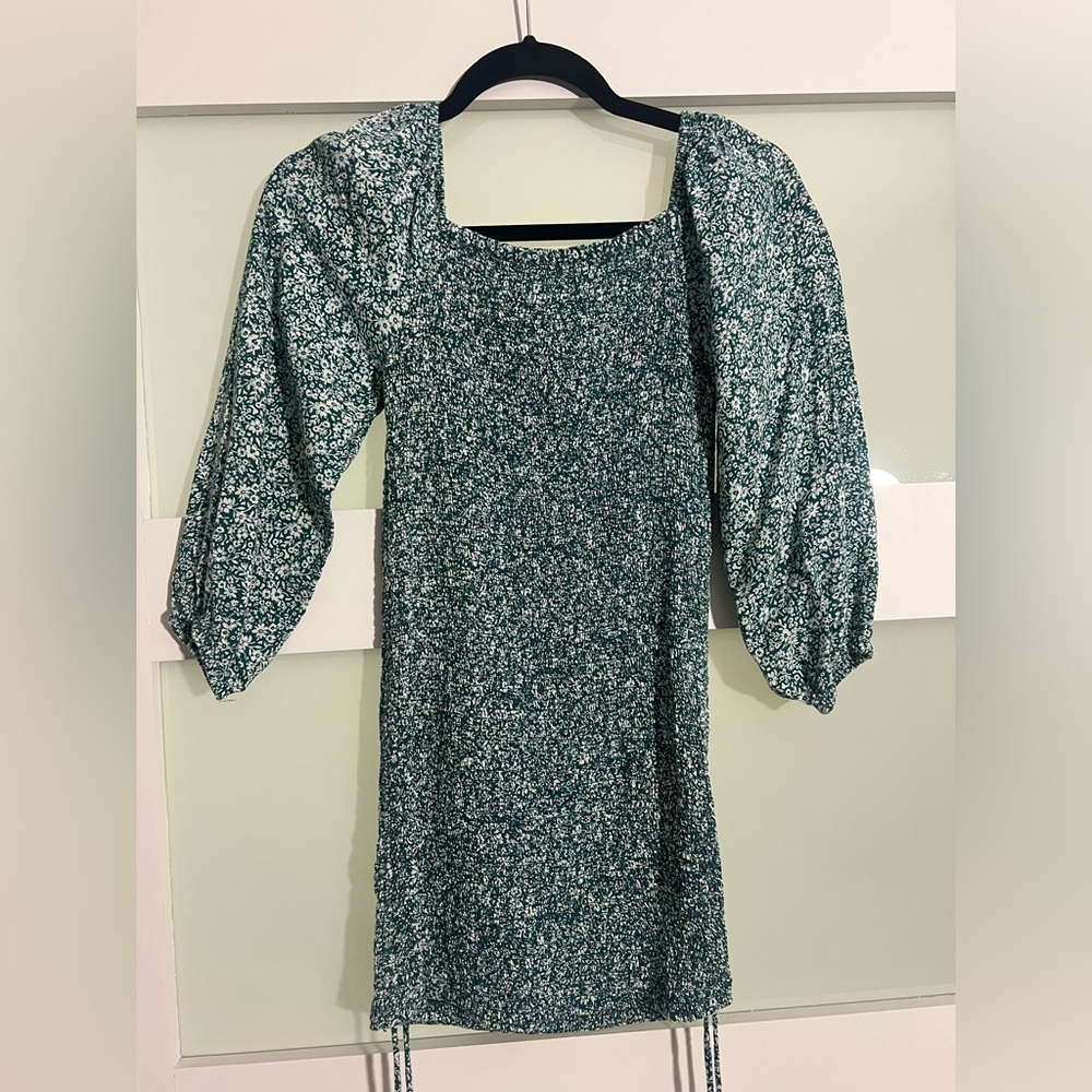 Jessica Simpson mini dress. Tight fitting with balloon sleeves